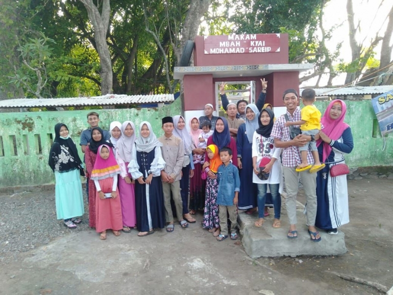 Tradisi Ziarah Makam Pinggir Laut Desa Bulu